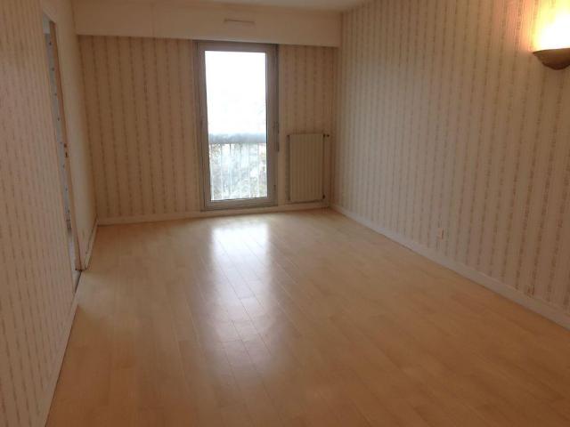 Bd Blossac, APPARTEMENT T3, de 73M2, situé au 3è étage av asc comprenant. entrée avec pla.