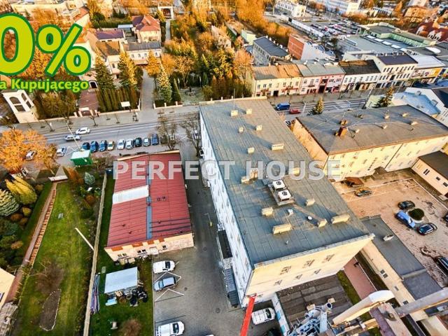 Duży obiekt 2 385 m² z biurami, pawilonem i parkingiem