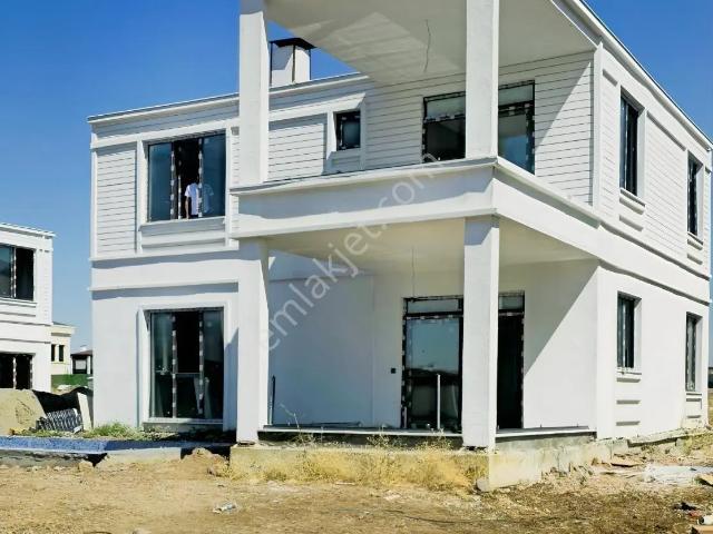 Beşiri Kıre Dağında Havuzlu Satılık Villa