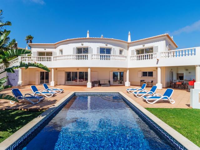 Bem Vindo a esta moradia deslumbrante e privada, situada na. 341m² Vila do bispo e raposeira
