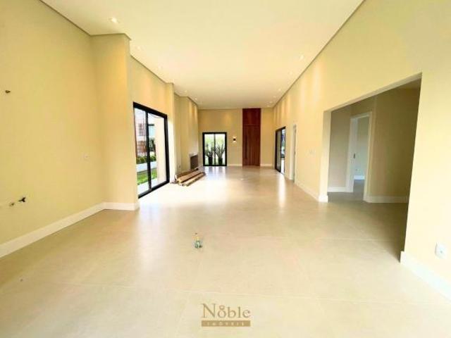 Bem vindo ao seu novo lar! Esta deslumbrante casa moderna no Reserva das Águas
