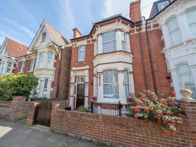 Bembridge Crescent, Hampshire PO4 1 bed flat to rent £900 pcm £208 pw