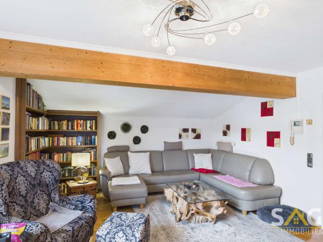 bemerkenswert großzügige Dachgeschoßwohnung mit Blick auf Stadtmauer und Kirche