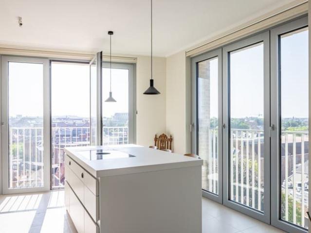 Bemeubeld nieuwbouwappartement op de negende verdieping m.