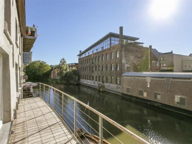 Bemeubelde loft aan de Leie