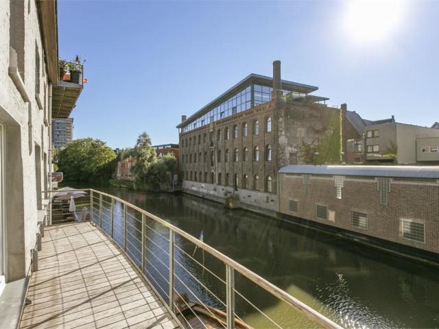 Bemeubelde loft aan de Leie