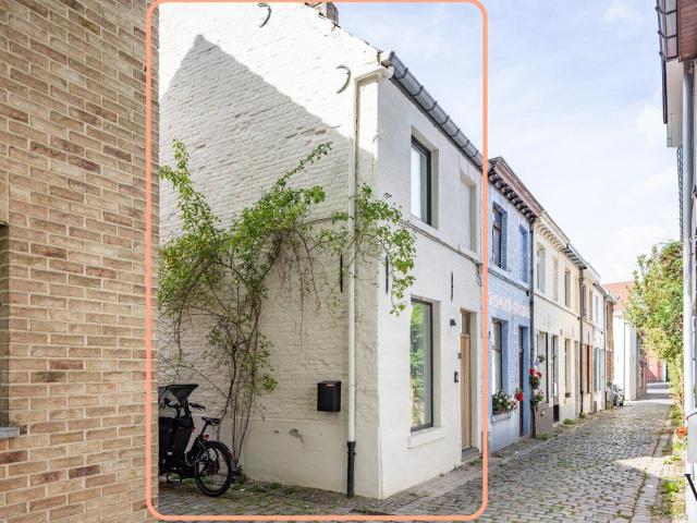 Bemeubelde stadswoning met 3 slaapkamers op rustige locatie