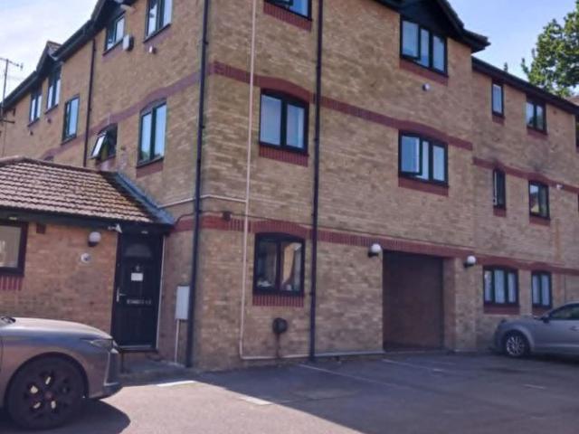 Bentley Close, Bishops Stortford CM23, 2 bed flat to rent, £1,250 pcm | PrimeLocation
