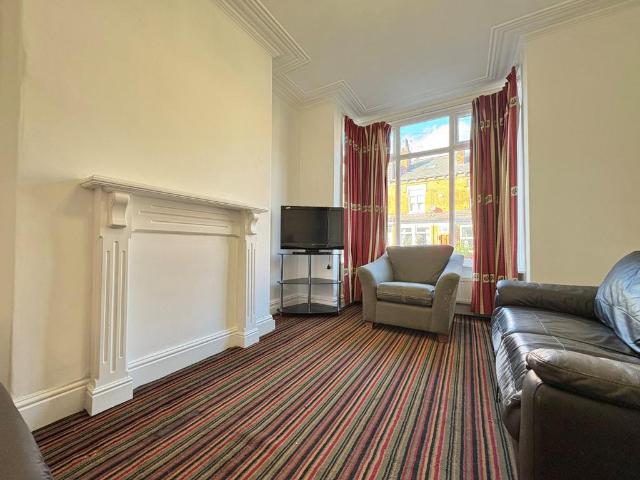Bentley Grove, Leeds, West Yorkshire. 4 bed terraced house to rent £1,750 pcm £404 pw
