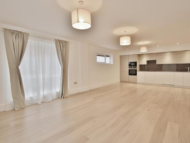 Bentley House, Bute Gardens. 3 bed flat to rent £4,500 pcm £1,038 pw
