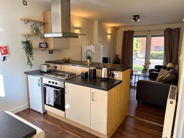 BENTLEY LANE, LEEDS, LS6 4 bed house to rent £1,700 pcm £392 pw