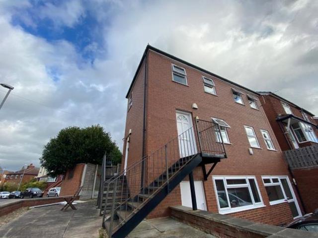 Bentley Parade, Meanwood, Leeds LS6, 2 bed flat to rent, £950 pcm | PrimeLocation
