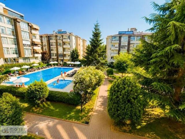 Bentler Sitesi'nde Havuz Cepheli 3+1 Kiralık Daire