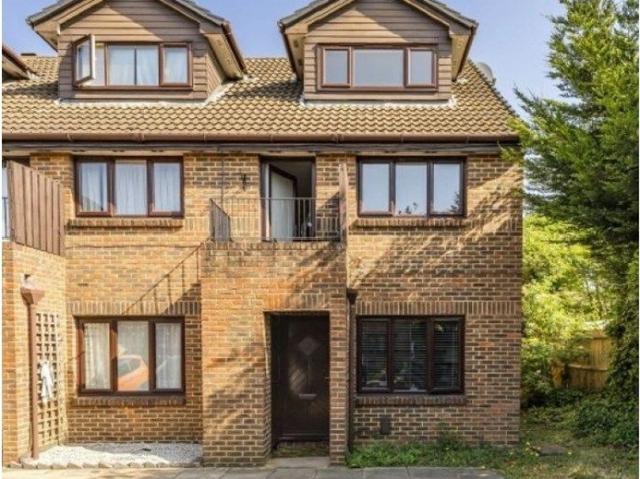 Benwell Court, Sunbury On Thames TW16, 1 bed flat to rent, £1,400 pcm | PrimeLocation