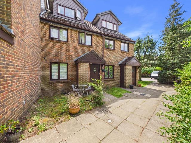 Benwell Court, Sunbury On Thames TW16, 2 bed flat to rent, £1,700 pcm | PrimeLocation