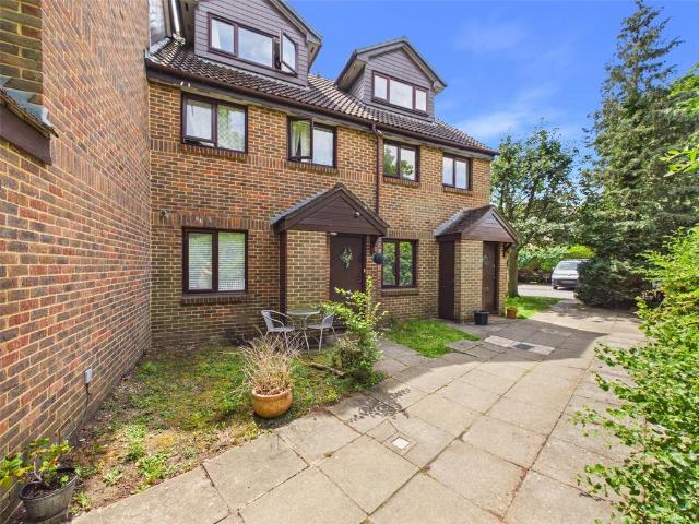 Benwell Court, Sunbury On Thames 2 bed apartment to rent £1,600 pcm £369 pw