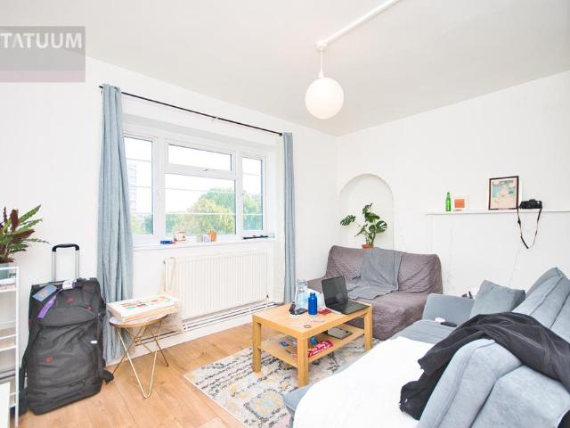 Ben Jonson Road, Mile End, Stepney. 2 bed apartment to rent £2,395 pcm £553 pw