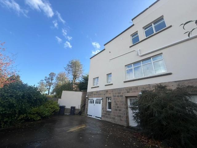 Ben Rhydding Drive, Ilkley, West. 4 bed house to rent £1,395 pcm £322 pw