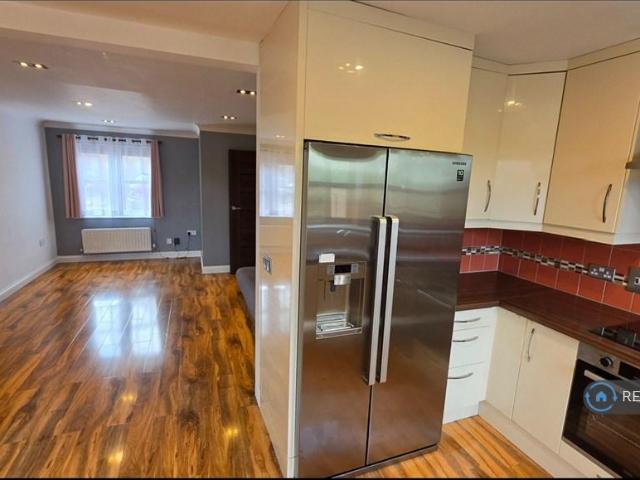 Benacre Croft, Milton Keynes, MK4 4 bed semi detached house to rent £1,850 pcm £427 pw