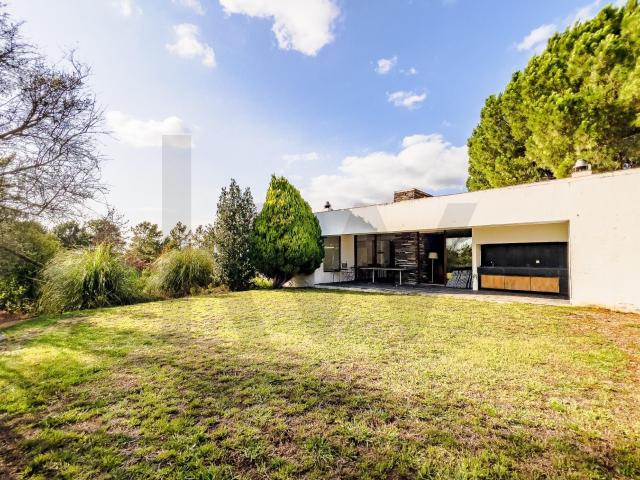 Benavente | Acolhedora Moradia T5 de Arq. Singular Desenhada Numa Propriedade de Grande Dimensão