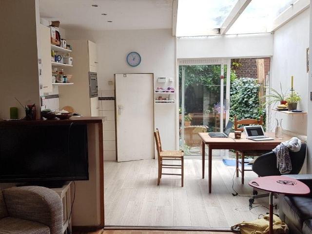 Beneden appartement in licht huis