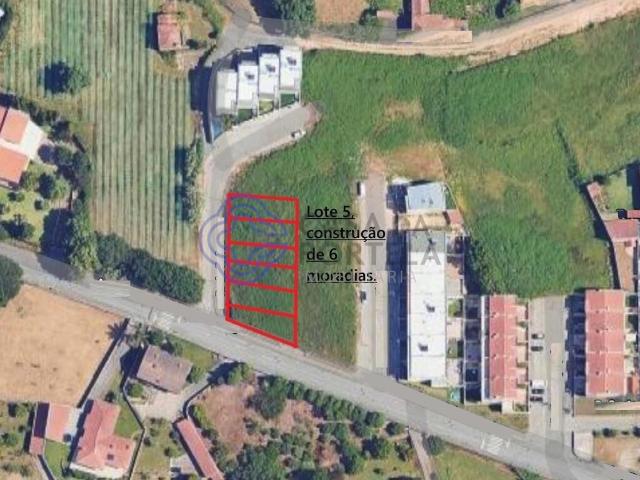 Beneficia de uma excelente localização e exposição solar