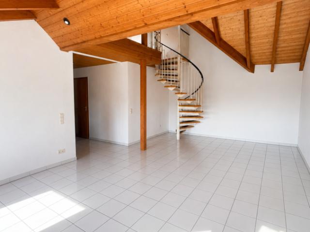 Beneidenswerte 3,5 Zimmer Galeriewohnung im Atelierstil mit EBK, Balkon und Dachterrasse