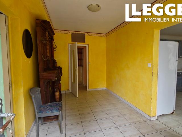 Benet, Longère en pierre à rafraîchir, 10 pièces 272 m², 6 chambres, dépendances, garage, jardin clos, DPE D