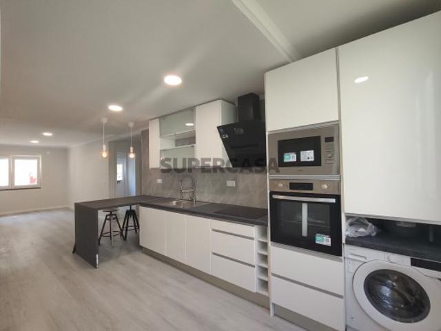 Benfica, Lisboa: Apartamento T2 Totalmente Remodelado com cozinha equipada