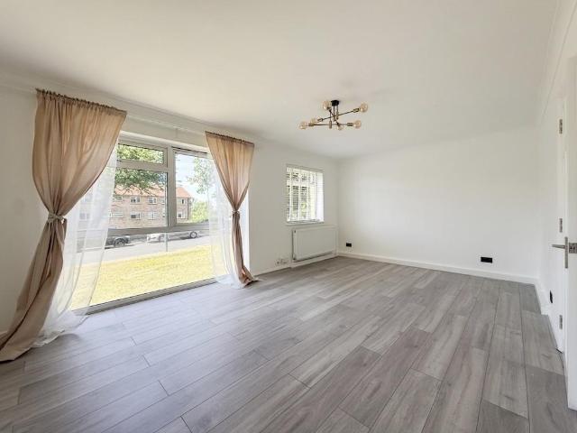Benhill Wood Road, Sutton 2 bed apartment to rent £1,750 pcm £404 pw