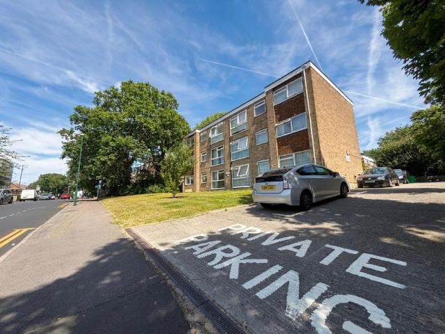 Benhill Wood Road, Sutton SM1, 2 bed flat to rent, £1,750 pcm | PrimeLocation