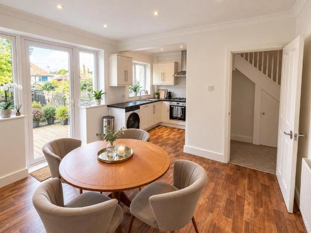 Benhurst Gardens, South Croydon, CR2 3 bed terraced house to rent £2,050 pcm £473 pw