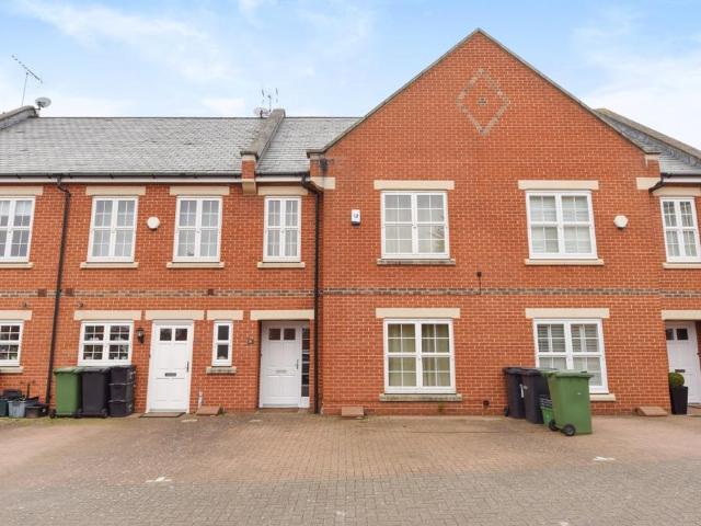 Beningfield Drive London Colney AL2 3 bed terraced house to rent £2,250 pcm £519 pw