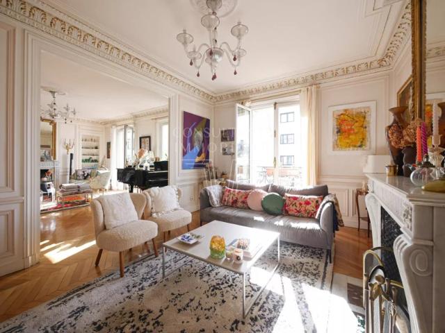 BENJAMIN FRANKLIN / PASSY: SUPERBE APPARTEMENT TRIPLE RECEPTION 4 CHAMBRES