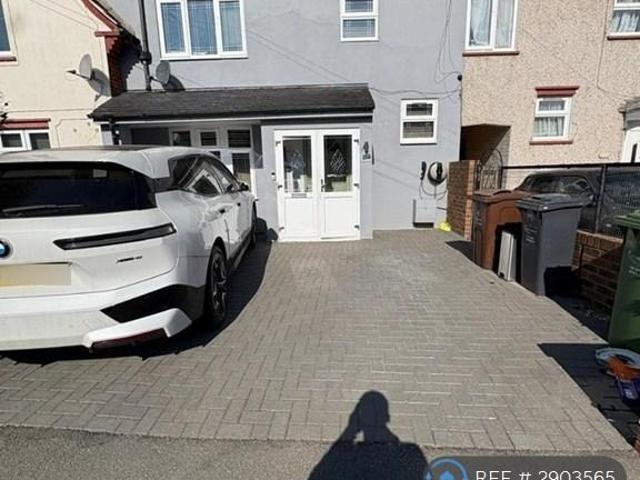 Bennetts Castle Lane, Dagenham, RM8 3 bed terraced house to rent £2,300 pcm £531 pw