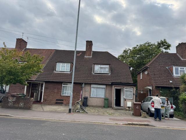 Bennetts Castle Lane, Dagenham RM8, 2 bed detached house to rent, £2,300 pcm | PrimeLocation