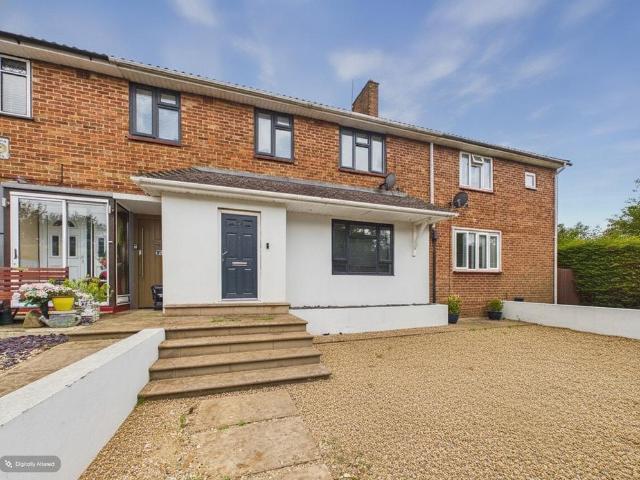 Bennetts End Road, Hemel Hempstead. 3 bed terraced house to rent £2,250 pcm £519 pw