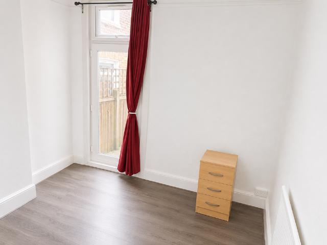 Bensham Manor Road, THORNTON HEATH, CR7 1 bed in a house share to rent £800 pcm £185 pw