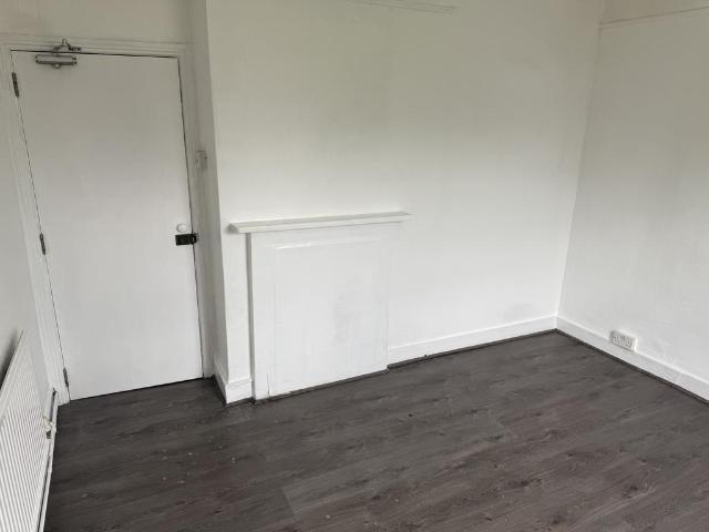 Bensham Manor Road, THORNTON HEATH, CR7 1 bed in a house share to rent £800 pcm £185 pw