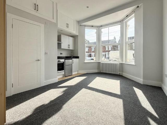 Bensham Manor Road, Thornton Heath Ground floor flat to rent £1,095 pcm £253 pw