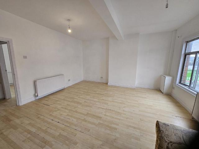 Bensham Lane, Thornton Heath, Surrey. 2 bed flat to rent £1,780 pcm £411 pw