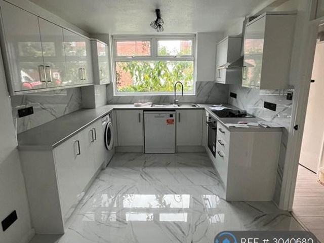 Benson Close, Hounslow, TW3 3 bed maisonette to rent £2,300 pcm £531 pw