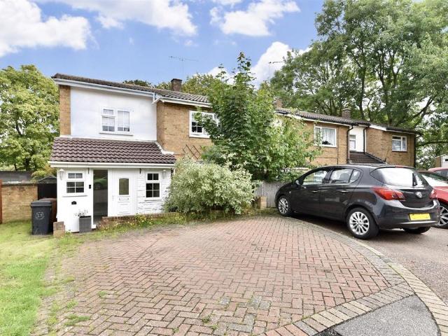 Benstede, Stevenage 3 bed end of terrace house to rent £1,780 pcm £411 pw