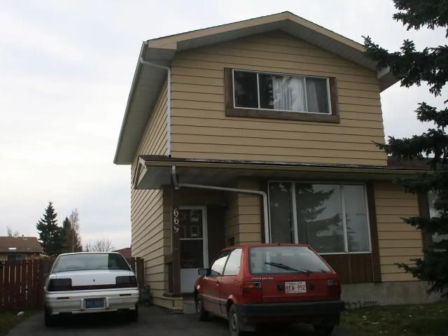 Beatiful 3 bedroom half duplex in Pineridge area, NE Calgary — 3 Bedrooms Duplex