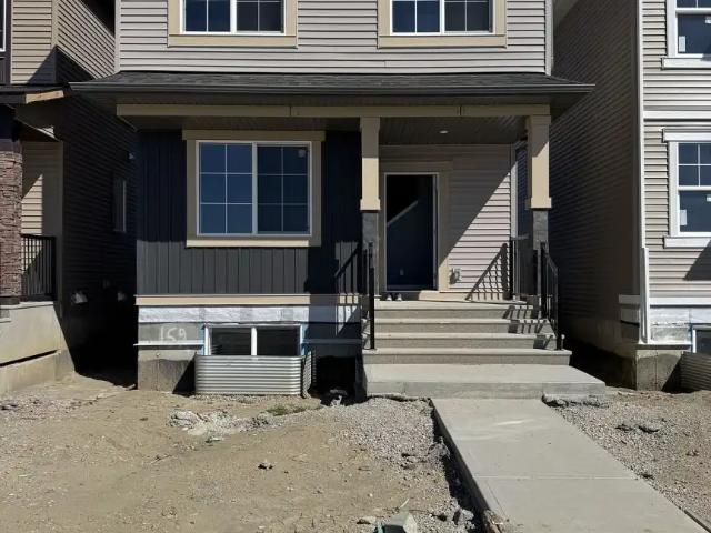 Beatiful cozy family house with a big plaza walking distance from the house