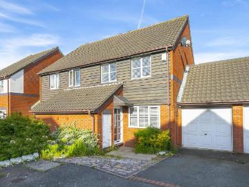Beatrice Court, Essex IG9 2 bed house to rent £2,250 pcm £519 pw