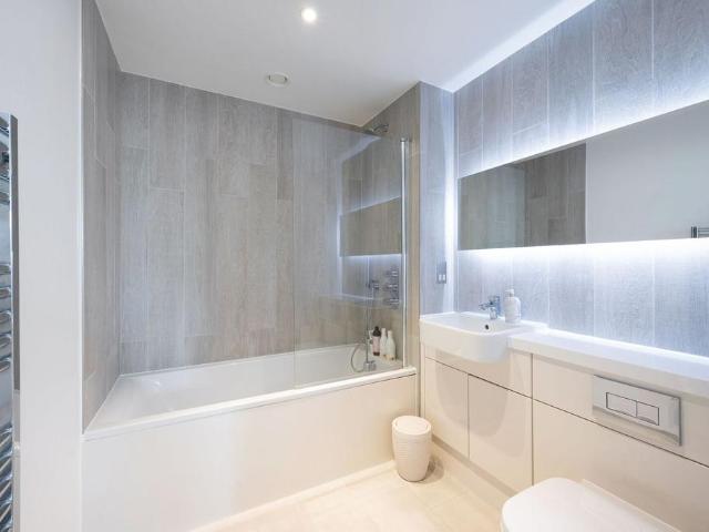 Beatrice Place, Southfields, London. 1 bed flat to rent £2,500 pcm £577 pw