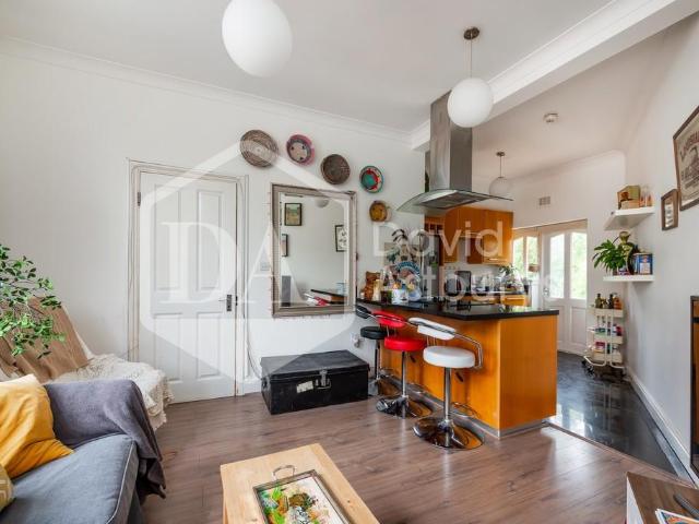 Beatrice Road, Finsbury Park Stroud. 3 bed apartment to rent £3,450 pcm £796 pw