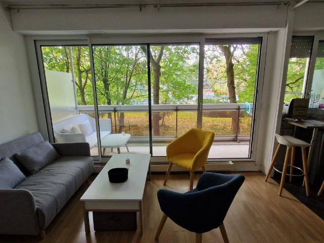 Beau et agréable studio meublé de 30 m2 + grand balcon, sans vis a vis, dans résidence avec piscine