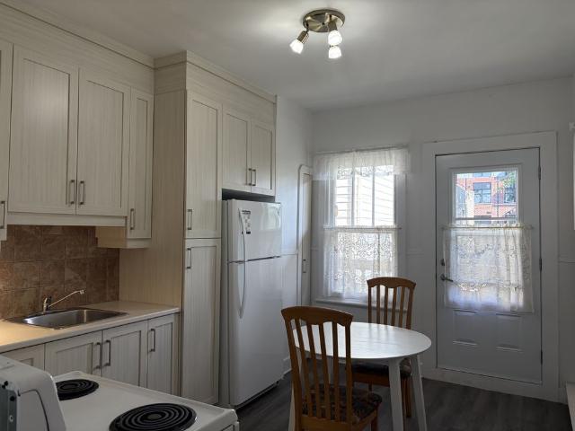 Beau grand 4 1/2, St Sauveur, 2e étage Libre